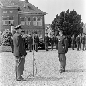128591 Afbeelding van de beëdiging van acht officieren op het paradeveld van de Kromhoutkazerne (Prins Hendriklaan 89) ...